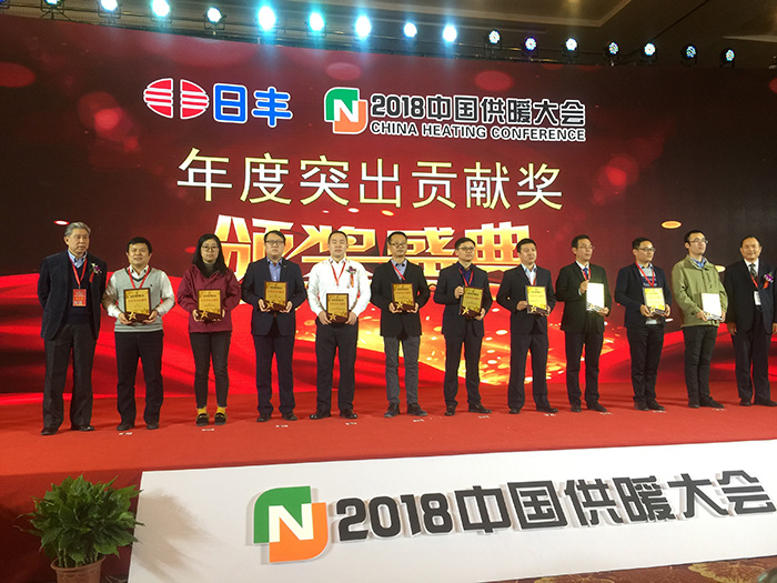 15483216691713.jpg 宮總(左二)代表艾萊卡上臺(tái)領(lǐng)獎(jiǎng).jpg